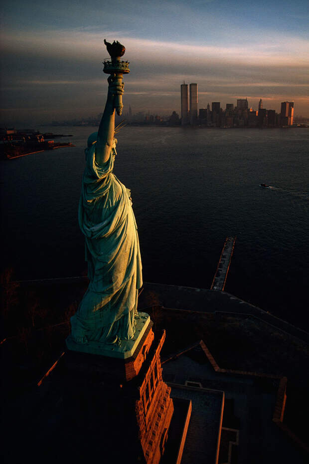 35. Статуя Свободы на фоне рассвета над Нью-Йорком, 1978 national geographic, история, природа, фотография