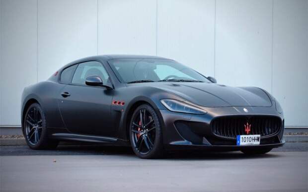 Един от любимите автомобила на аржентинеца е Maserati GranTurismo MC Stradale. Под капака на италианското купе е поставен 4,7-литров атмосферен V8, позволяващ ускорение от 0 до 100 км/ч за 4,5 секунди и развиване на максимална скорост от 300 км/ч. През 2017 г., след като беше навъртял близо 50 000 км на тази кола, Лео я пусна за продажба за сумата от 120 000 евро.