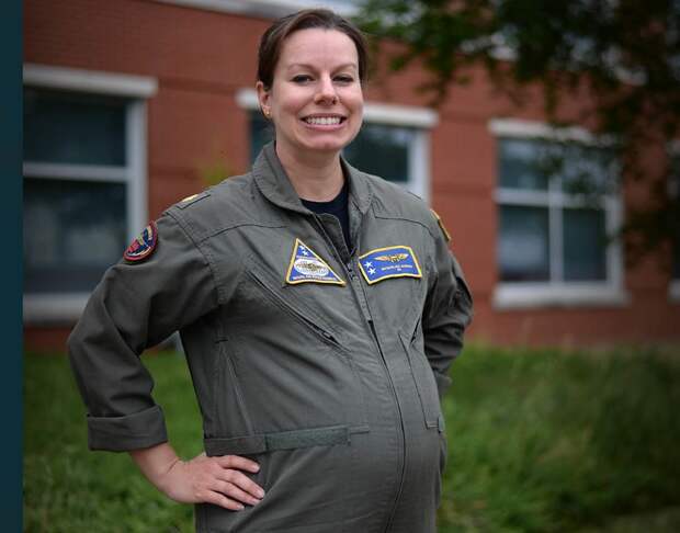 Подполковник Жаклин Нордан, руководитель мобилизационной программы командующего резервом военно-воздушных сил ВМС (CNAFR), позирует в первом летном костюме ВМС для беременных. (Стивен Хикок/ВМС США)