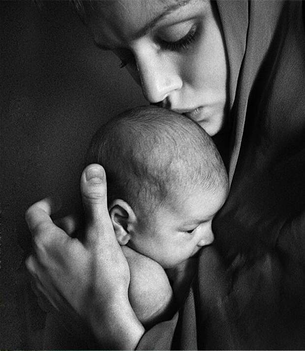 Мать с младенцем на руках. Мама с ребёнком на руках. Грустная мама с младенцем. Мама с ребенком на руках черно белое.
