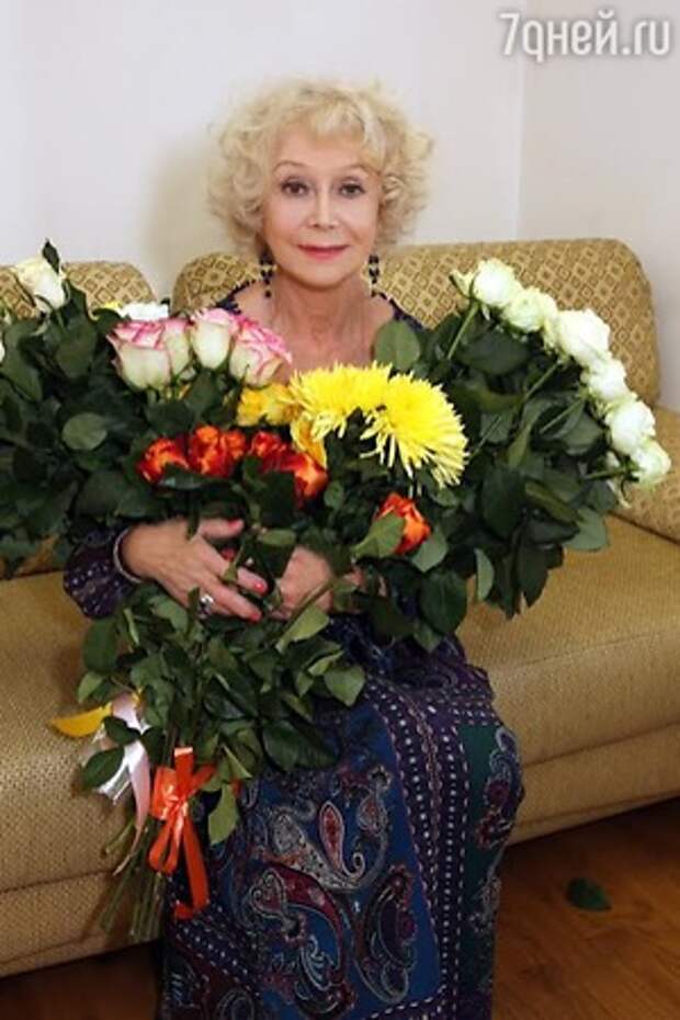 Светлана Немоляева получила цветы от Эльдара Рязанова