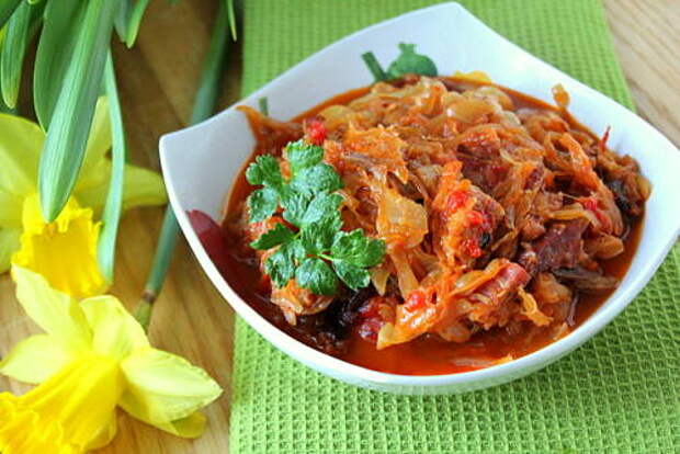 Бигус с говядиной и свежей. Бигус с говядиной и свежей. Бигус с квашеной капустой. Бигус с говядиной и свежей. Блюдо бигус.