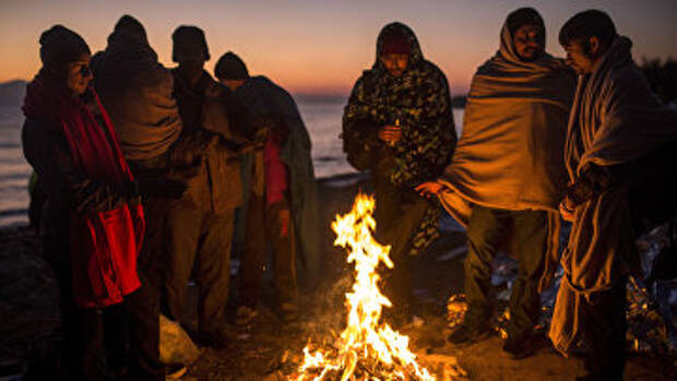 Мигранты греются у костра на греческом острове Лесбос. Архивное фото