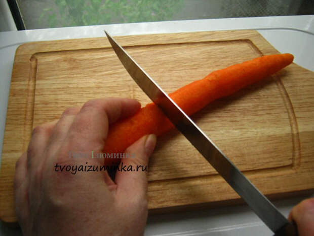 Морковь разрезаем пополам.