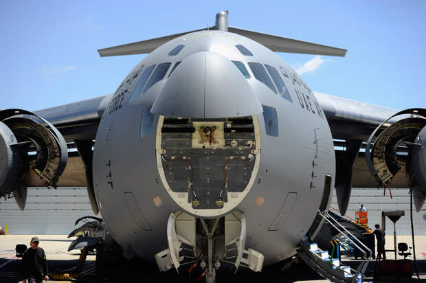 «100 процентов необычный груз». Неопознанный самолет из США оказался над территорией России. Что об этом известно?