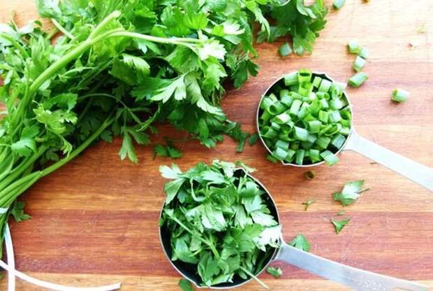 7 продуктов, помогающих бороться с неприятным запахом изо рта