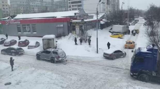 На Ложевой в Туле водители легковушек вытянули застрявшую в снегу фуру