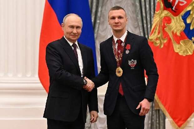 Президент России наградил тамбовского боксёра Илью Попова медалью ордена