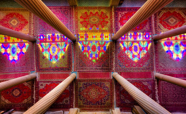 Огненная красота колонн и мозаики в мечети Насир аль-Мульк, Шираз.