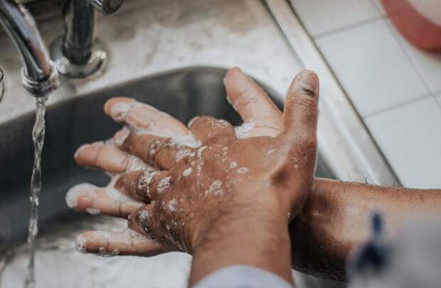 Россиян предупредили об опасности частого мытья рук