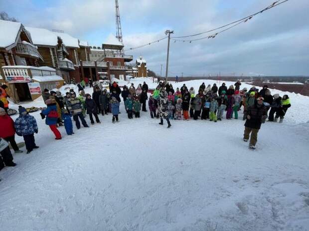 В Кирове детей, участвовавших в соревнованиях по сноуборду, наградили майонезом