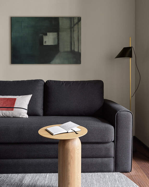 Предметы интерьера (торшер, кофейный столик, картина и наволочка для диванной подушки) с помощью линий создают какую-то особую, свою, геометрию пространства