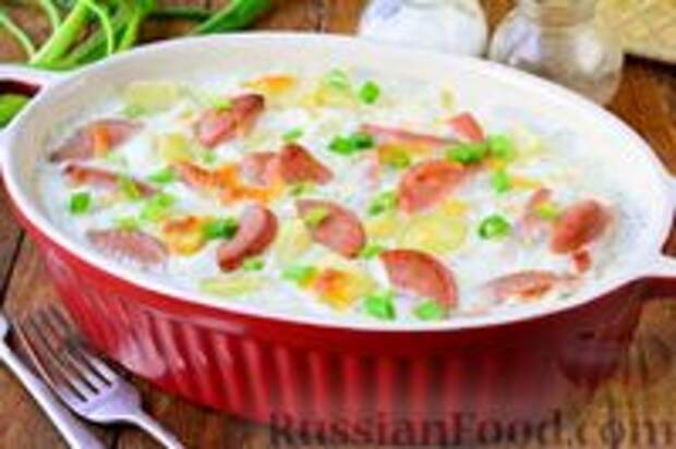 Фото к рецепту: Картофель, запечённый с сардельками и сыром, в молоке