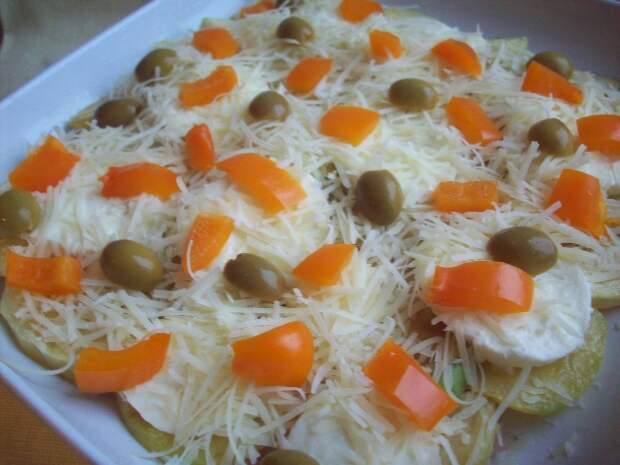 сверху перец и оливки