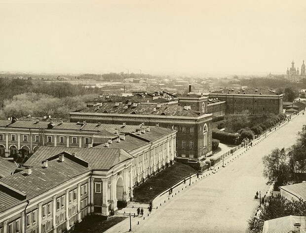 Лефортовский дворец в XIX веке Лефортовский дворец в XIX веке