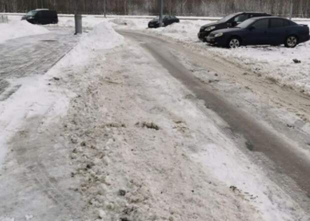 Парковка на Долгопрудной превратилась в снежный пустырь