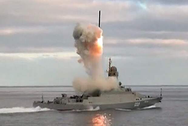 Пуск ракеты с МРК "Буян-М". Малые корабли обладают высоко маневренностью и несут ракеты "Калибр".