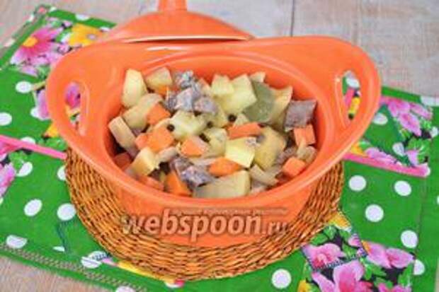 В горшочек выложить лук с морковью и картофель с языком. Залить на 1/3 бульоном. Не стоит использовать бульон, в котором варился язык. Почему? Мне неведомо, но так принято в нашей семье, бульон от варки субпродуктов выливаем. Добавить лавровый лист и перец горошком. Накрыть крышкой и поставить в духовку на 30 минут.