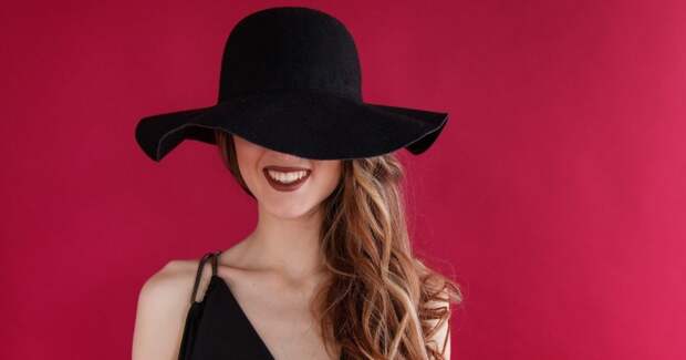 Женщина в чёрной шляпке
