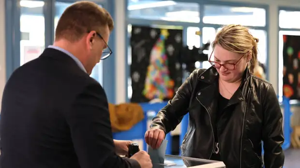 МВД Франции: Макрон обходит Ле Пен более чем на 6% после обработки 60% бюллетеней