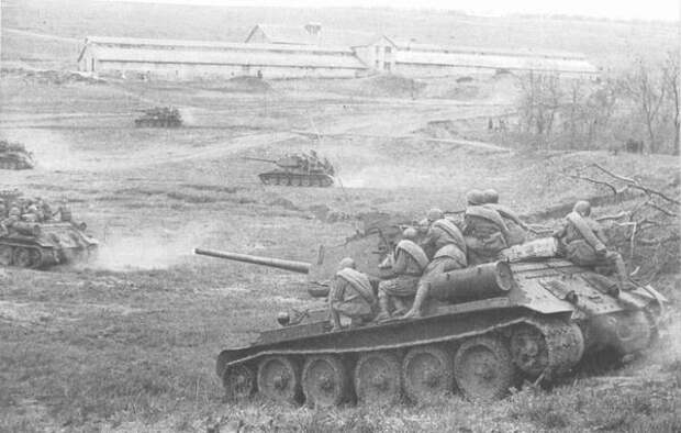 29. Советские танки с десантом на борту в атаке Вторая, война, мирова, фото
