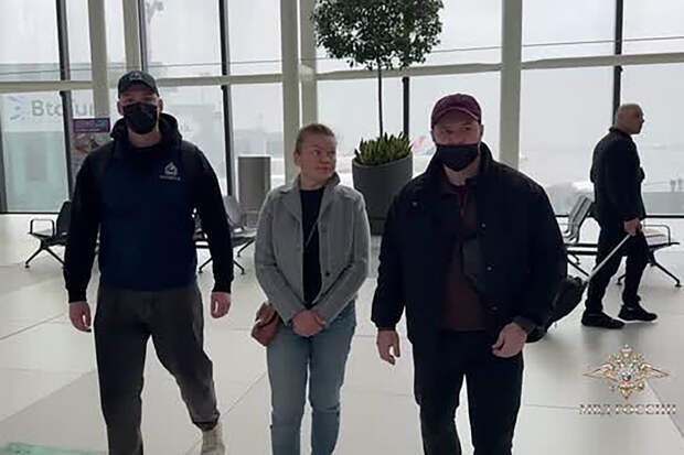 Возвращение в Россию участницы аферы на миллиард рублей попало на видео