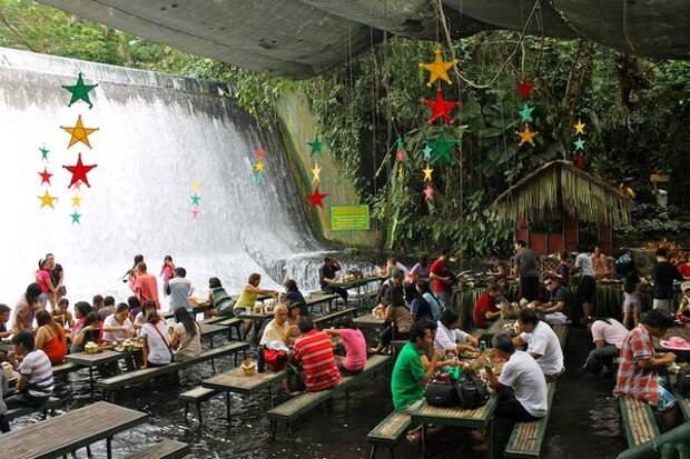 Villa Escudero – ресторан у подножия водопада