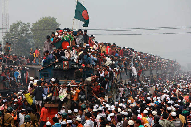 Thousands-of-Bangladeshi-Muslims-board-overcrowded-trains-as-they-try-to-return-home-after-attending-a-three-day-Islamic-Congregation-on-the-banks-of-the-river-Turag-in-Tongi-outskirts-of-Dhaka-Bangladesh-on-January-23-2