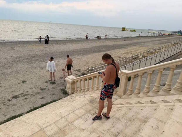 Пляжи в грязи, зарплаты ниже плинтуса, цены как в Сочи: почему курорт на Кубани прозвали «чёрной дырой»