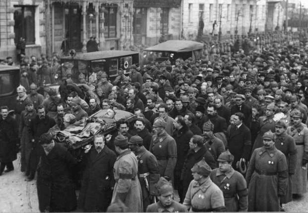 3-noyabrya-1925-g.-moskva.-pohorony-m.v.-frunze-1024x710.jpg
