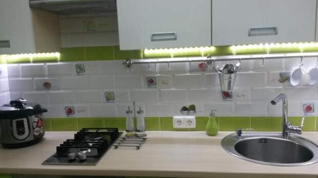 Маленькая кухня, варочная панель, кухонная мойка, духовой шкаф встроенный, зеленая кухня фото