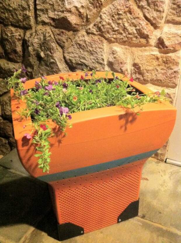 Клумба из старого монитора