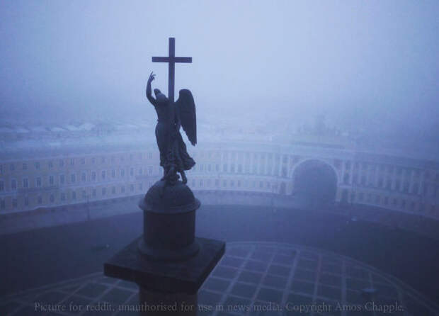 Ангел на вершине Александрийской колонны в центре Дворцовой площади Санкт-Петербурга. 