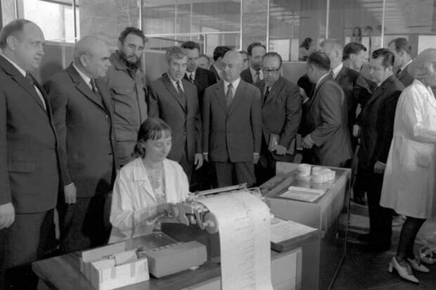 Фидель Кастро во время визита в ГВЦ Госплана СССР