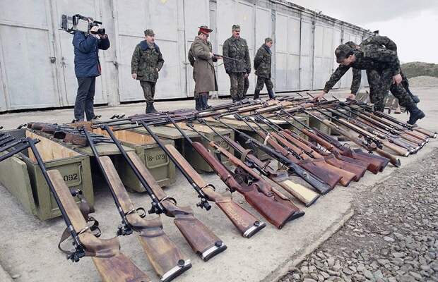 1990 26 марта Два советских десантников осматривать оружие конфисковано у местной организации милиции в Каунасе Горбачев приказал всем литовцам сдать оружие.jpg