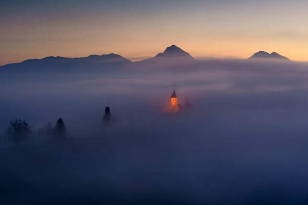 Прекрасные природные пейзажи, укутанные туманом (30 фото)