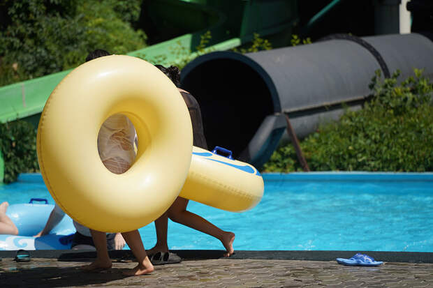 Туристы упали с надувного круга в аквапарке и сломали позвоночники