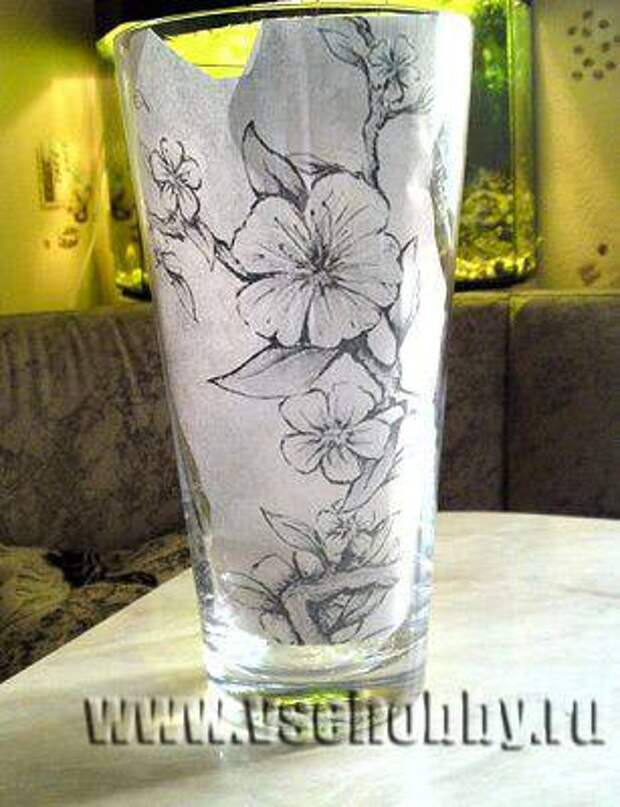 приклеиваем рисунок скотчем вутри вазы