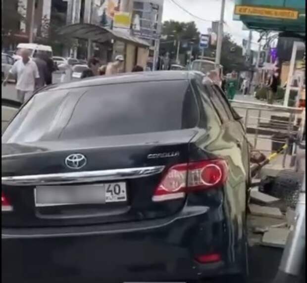 Toyota вылетела на тротуар и сбила людей в центре Калуги