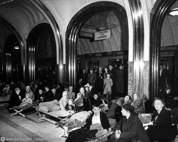 От бомбёжек прячутся в метро. 1941, москва, прогулка