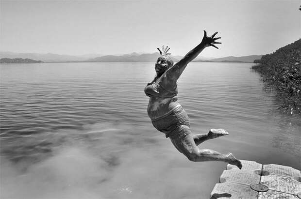 Sony World Photography Awards бабуля прыгает в озеро после грязевых ванн