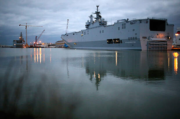 The two Mistral-class helicopter carriers Sevastopol (L) and Vladivostok are seen at the STX Les Chantiers de l'Atlantique shipyard site in Saint-Nazaire, western France, December 23, 2014.  REUTERS/Stephane Mahe (FRANCE - Tags: MILITARY POLITICS) - RTR4J42H