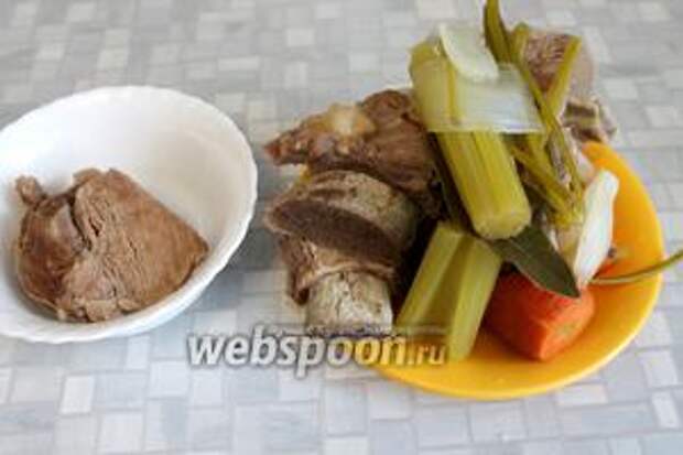 Когда бульон и мясо сварятся, из кастрюли всё вынуть, бульон процедить (если не уследили и мясо сильно кипело, необходимо сделать яичную оттяжку — осветлить).