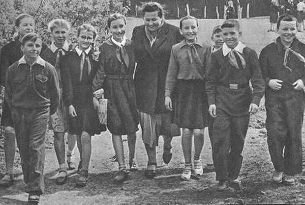 50. Л.А. Овчаренко вместе со своими учениками. Донецк, 1962 год