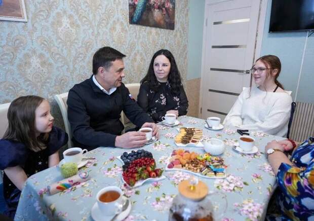 Воробьев навестил в Лобне семью погибшего героя СВО