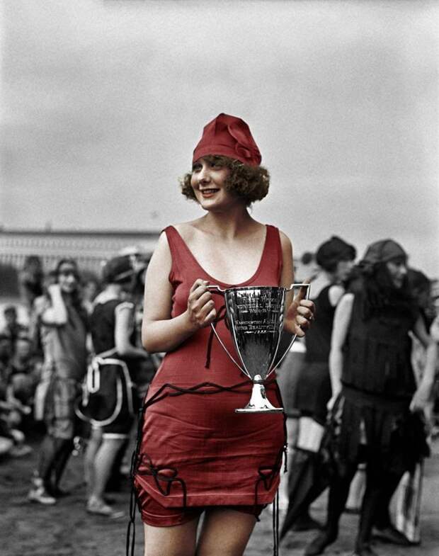 Анна Нейбель со своим кубком победительницы конкурса Washington Tidal Basin. 1922 1920-е, история, конкурс красоты, мисс вселенная, цветные фотографии