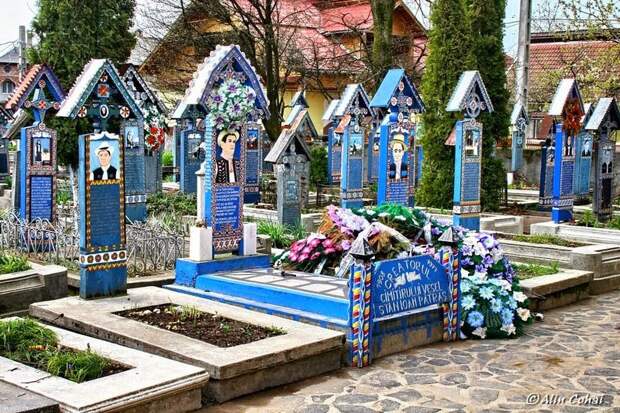 Веселенькое румынское кладбище. И смех и грех кладбище, румыния
