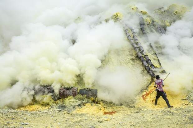Рабочий собирает серу в кратере вулкана Иджен в Индонезии земля, люди, природа, фото