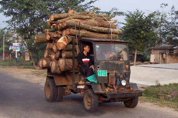 Hainan logging truck.jpg