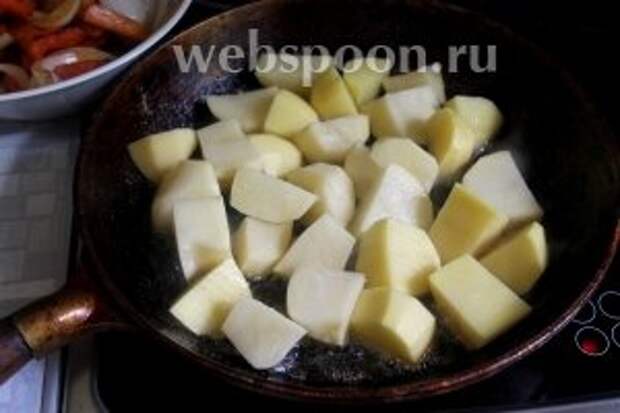 Вынуть первый слой и обжарить картофель.